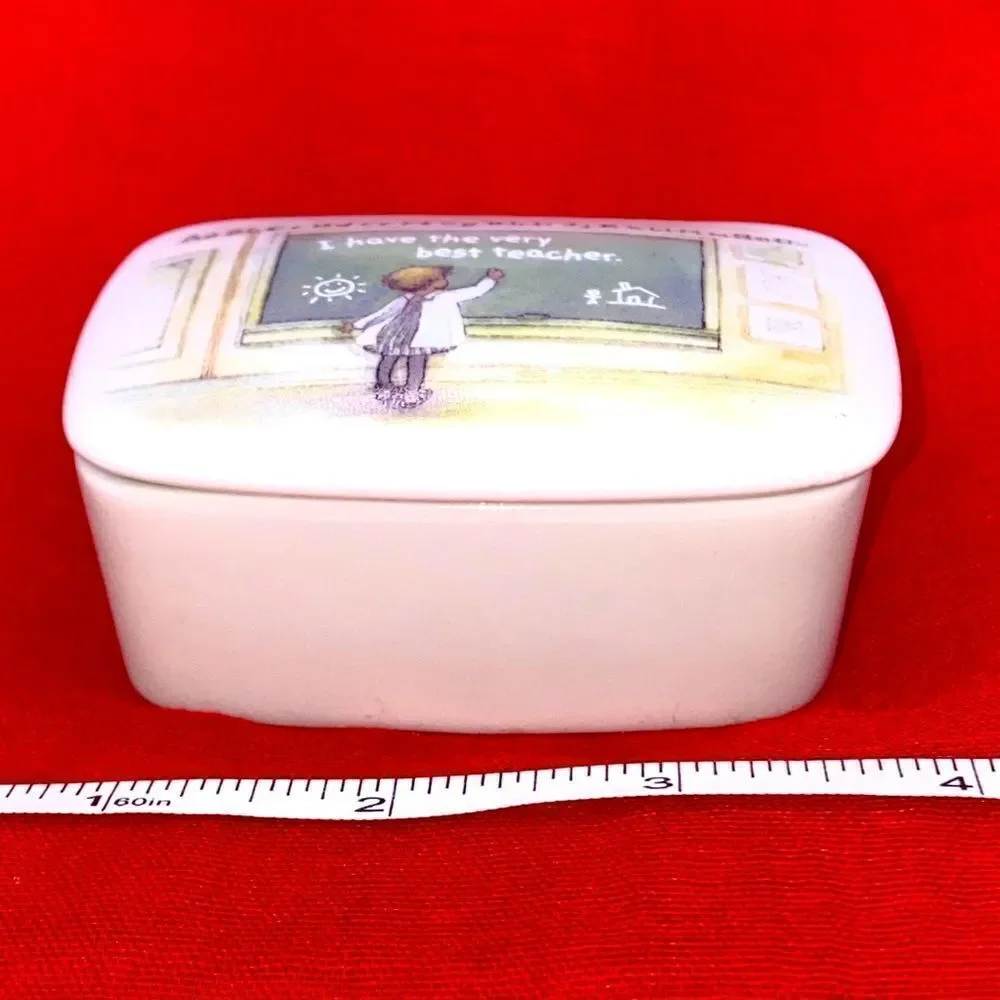 Small trinket box with no makers mark on the bottom